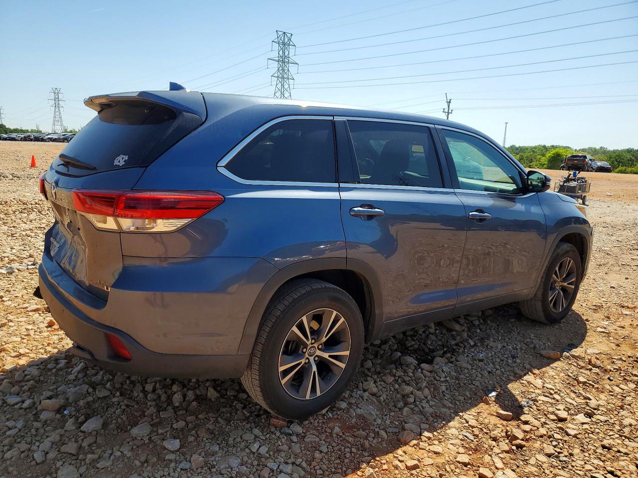 2017 TOYOTA HIGHLANDER LE PLUS photo 5