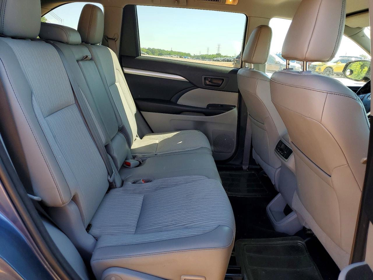 2017 TOYOTA HIGHLANDER LE PLUS photo 21