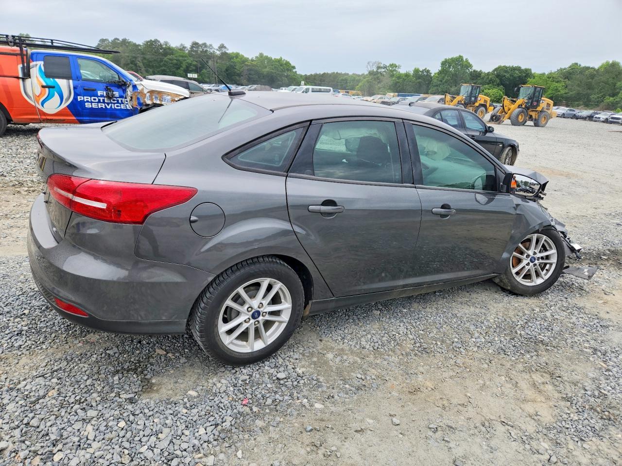 2017 FORD FOCUS SE photo 3