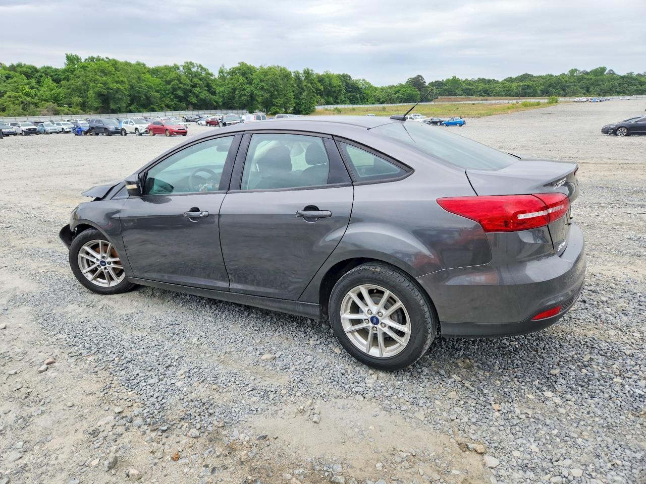 2017 FORD FOCUS SE photo 2