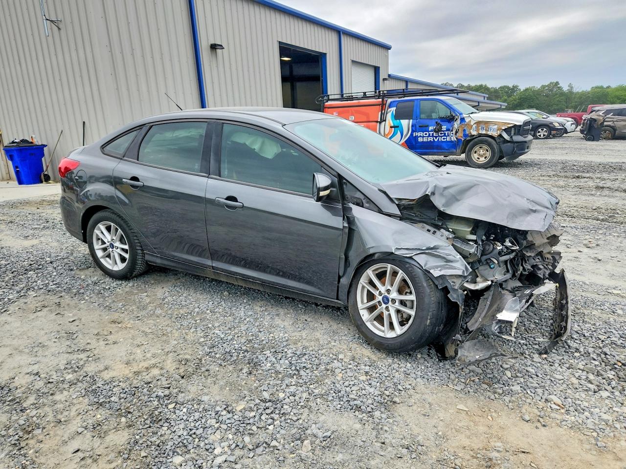 2017 FORD FOCUS SE photo 4