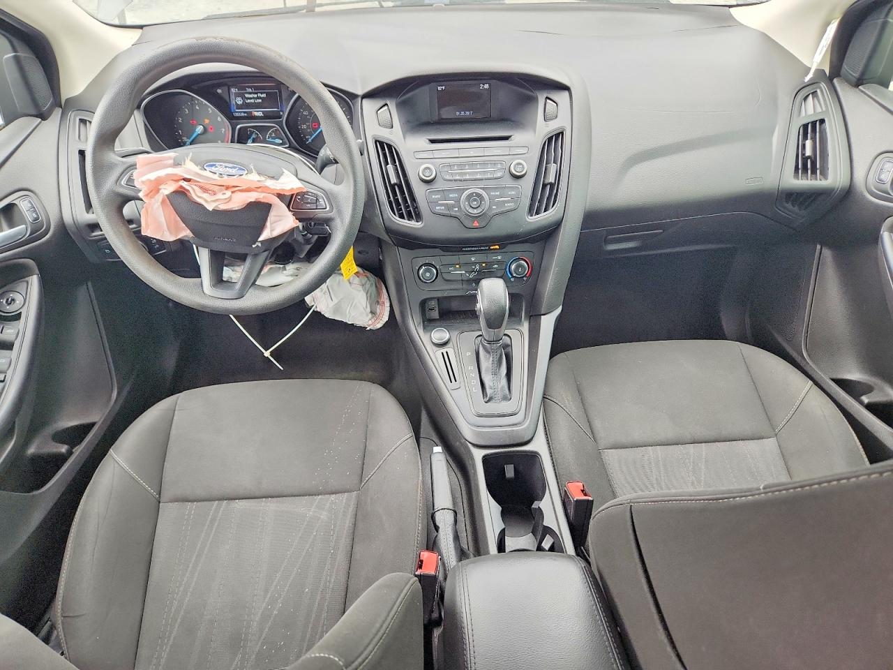 2017 FORD FOCUS SE photo 8