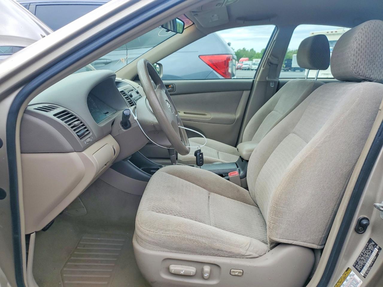 2004 TOYOTA CAMRY LE photo 13