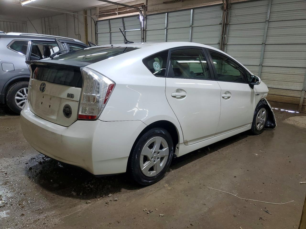 2011 TOYOTA PRIUS TWO photo 7
