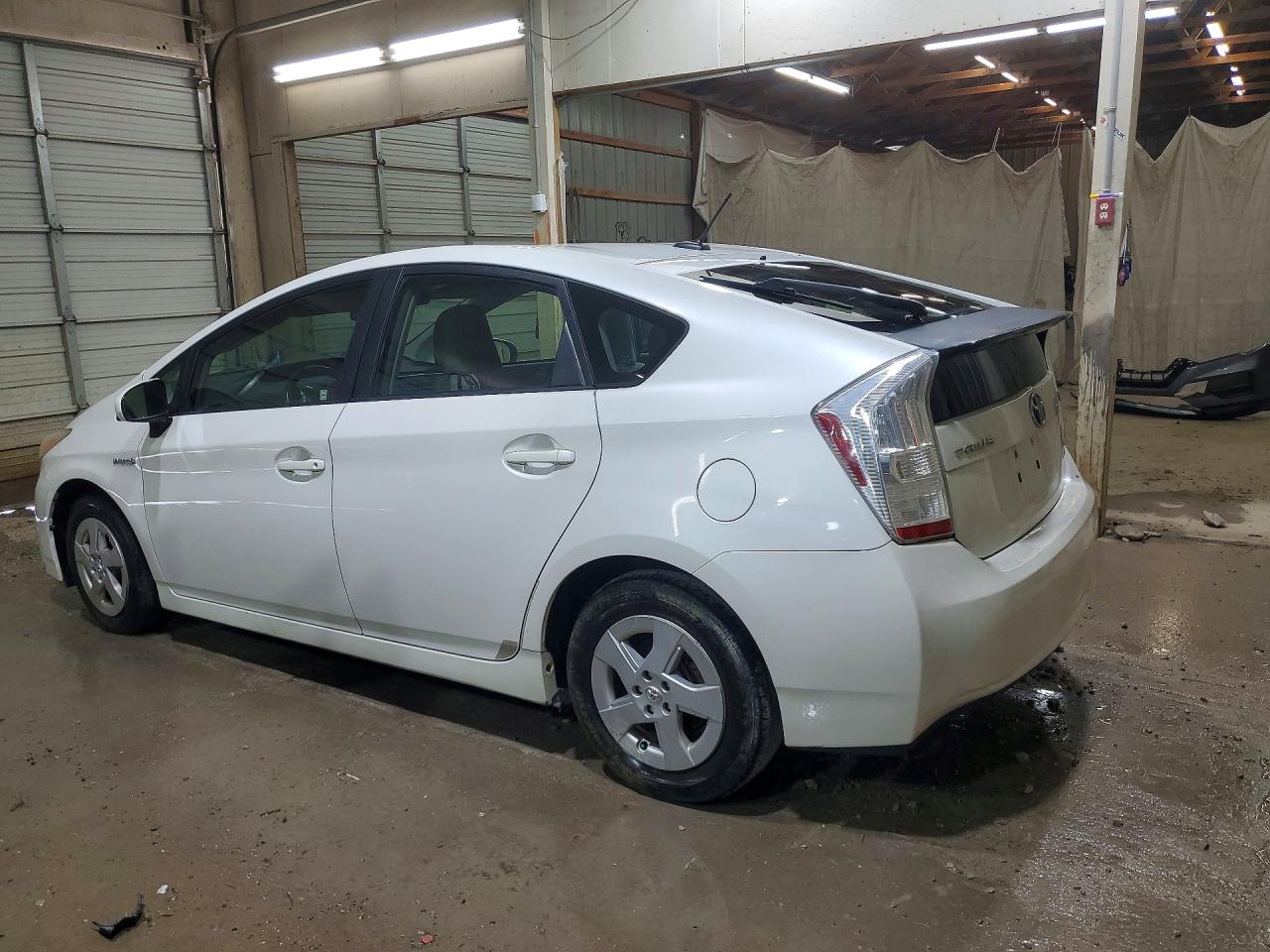 2011 TOYOTA PRIUS TWO photo 4