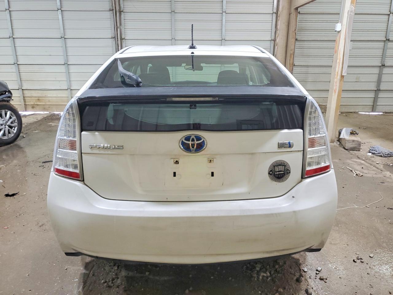 2011 TOYOTA PRIUS TWO photo 16
