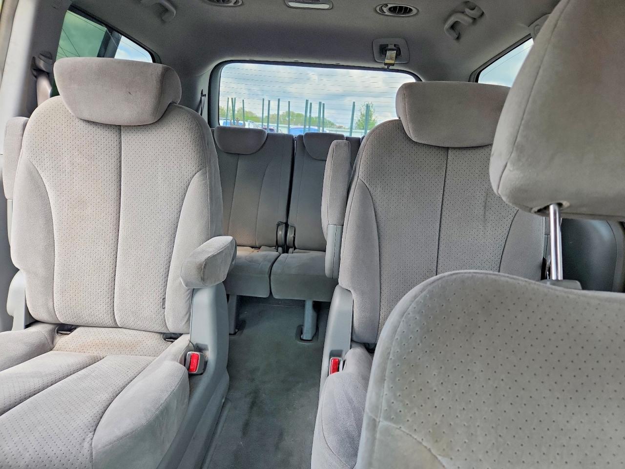 2007 HYUNDAI ENTOURAGE GLS photo 19