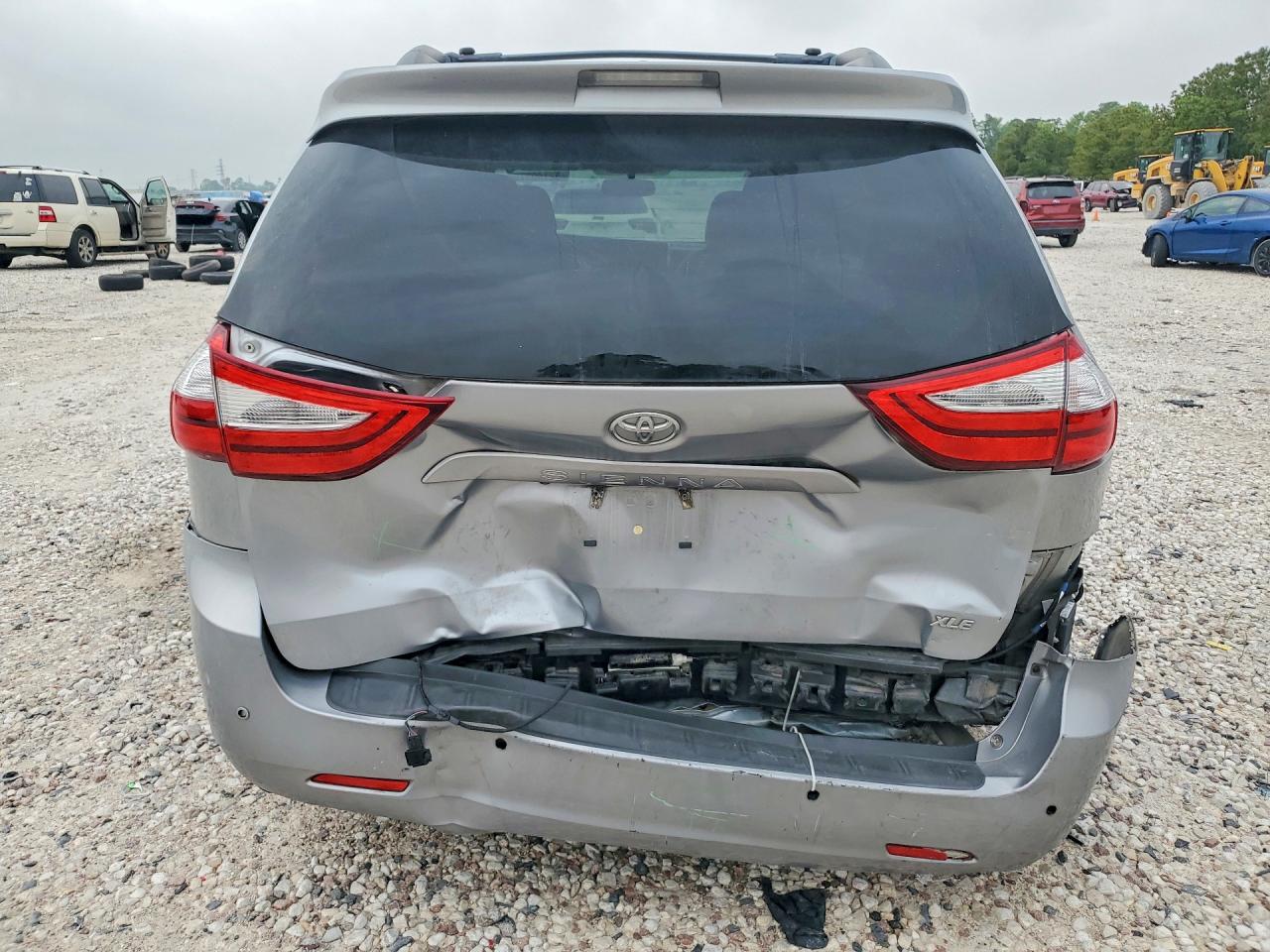 2017 TOYOTA SIENNA XLE 8-PASSENGER photo 6