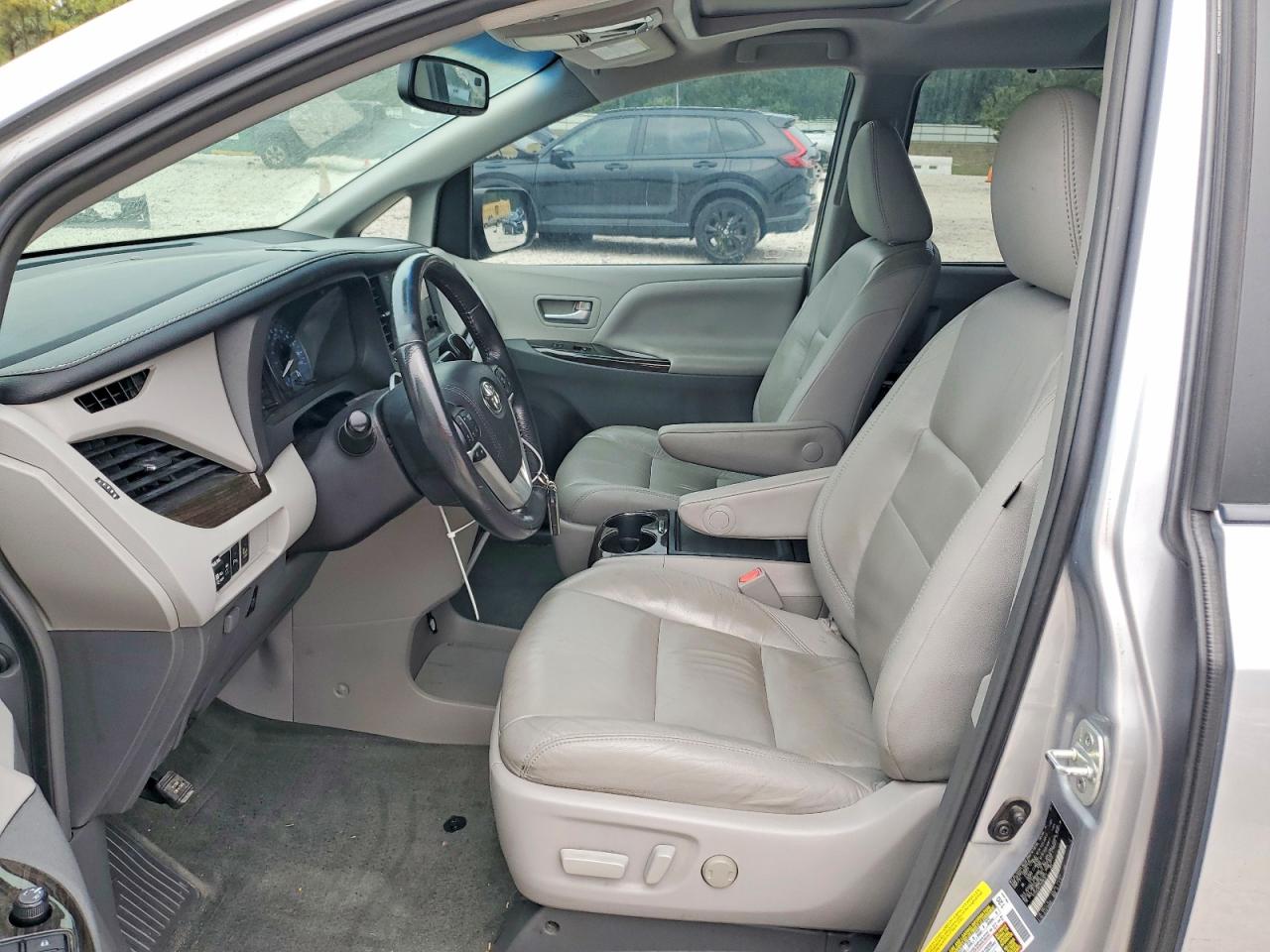 2017 TOYOTA SIENNA XLE 8-PASSENGER photo 7