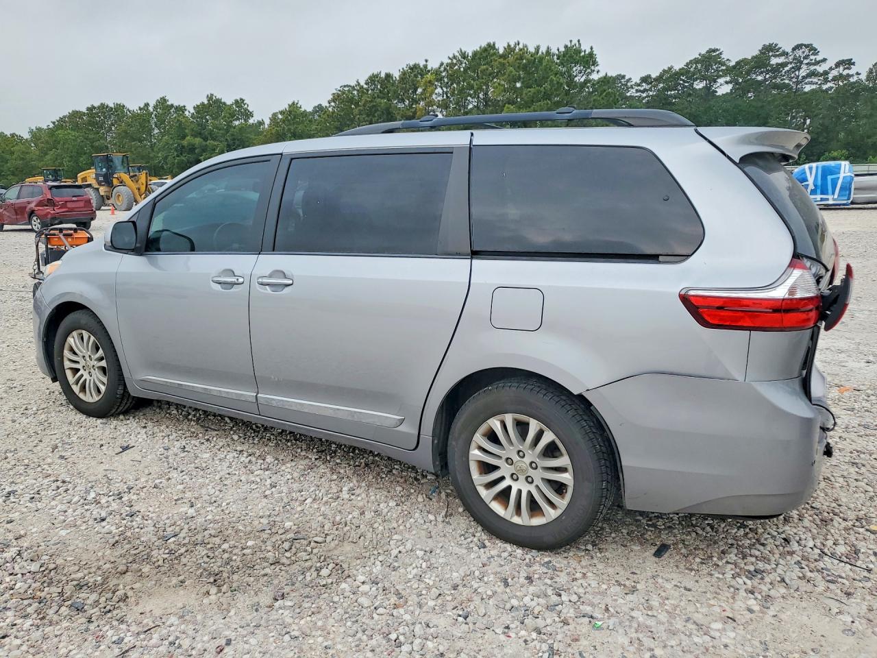 2017 TOYOTA SIENNA XLE 8-PASSENGER photo 2