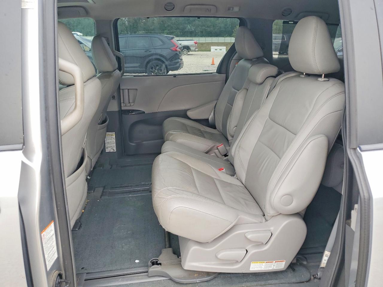 2017 TOYOTA SIENNA XLE 8-PASSENGER photo 11