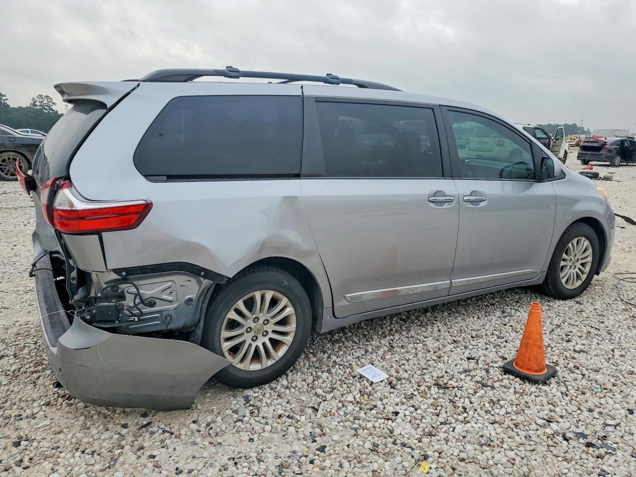 2017 TOYOTA SIENNA XLE 8-PASSENGER photo 3