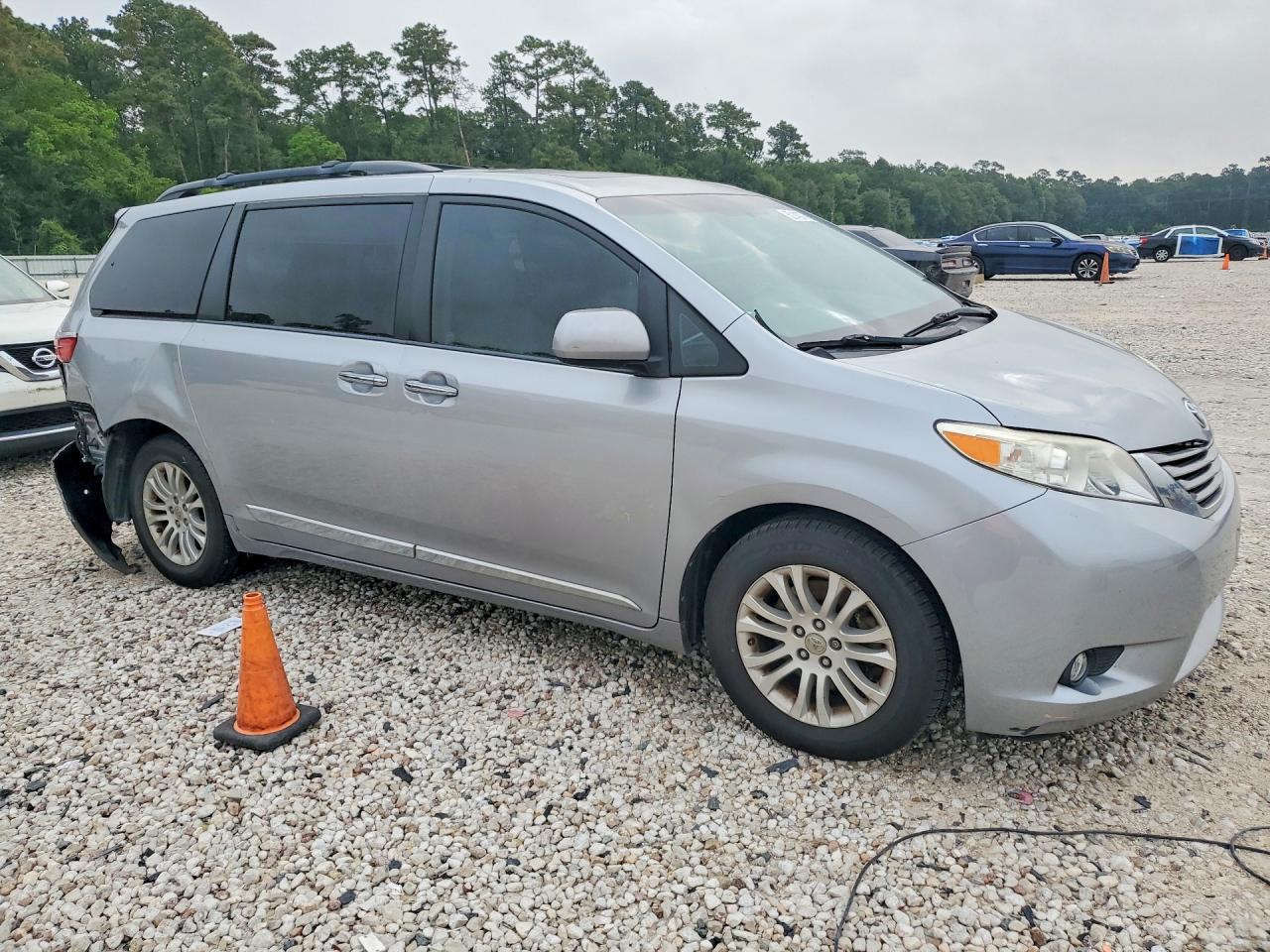 2017 TOYOTA SIENNA XLE 8-PASSENGER photo 4