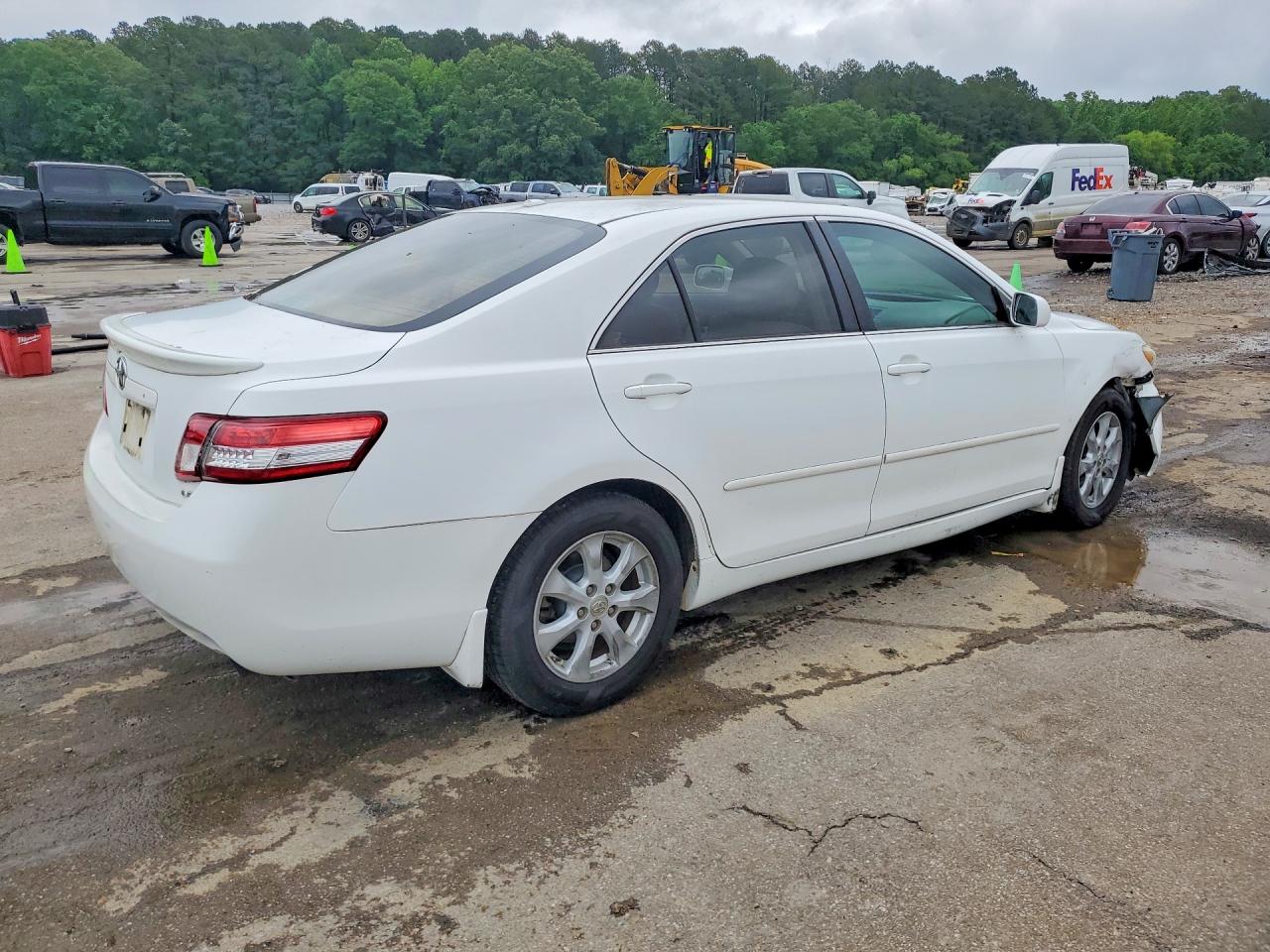 2011 TOYOTA CAMRY LE photo 5
