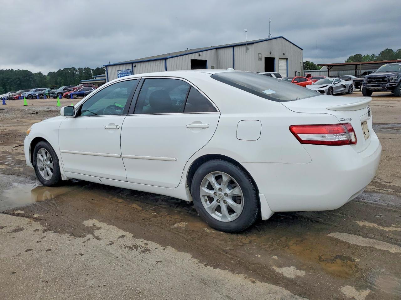 2011 TOYOTA CAMRY LE photo 3