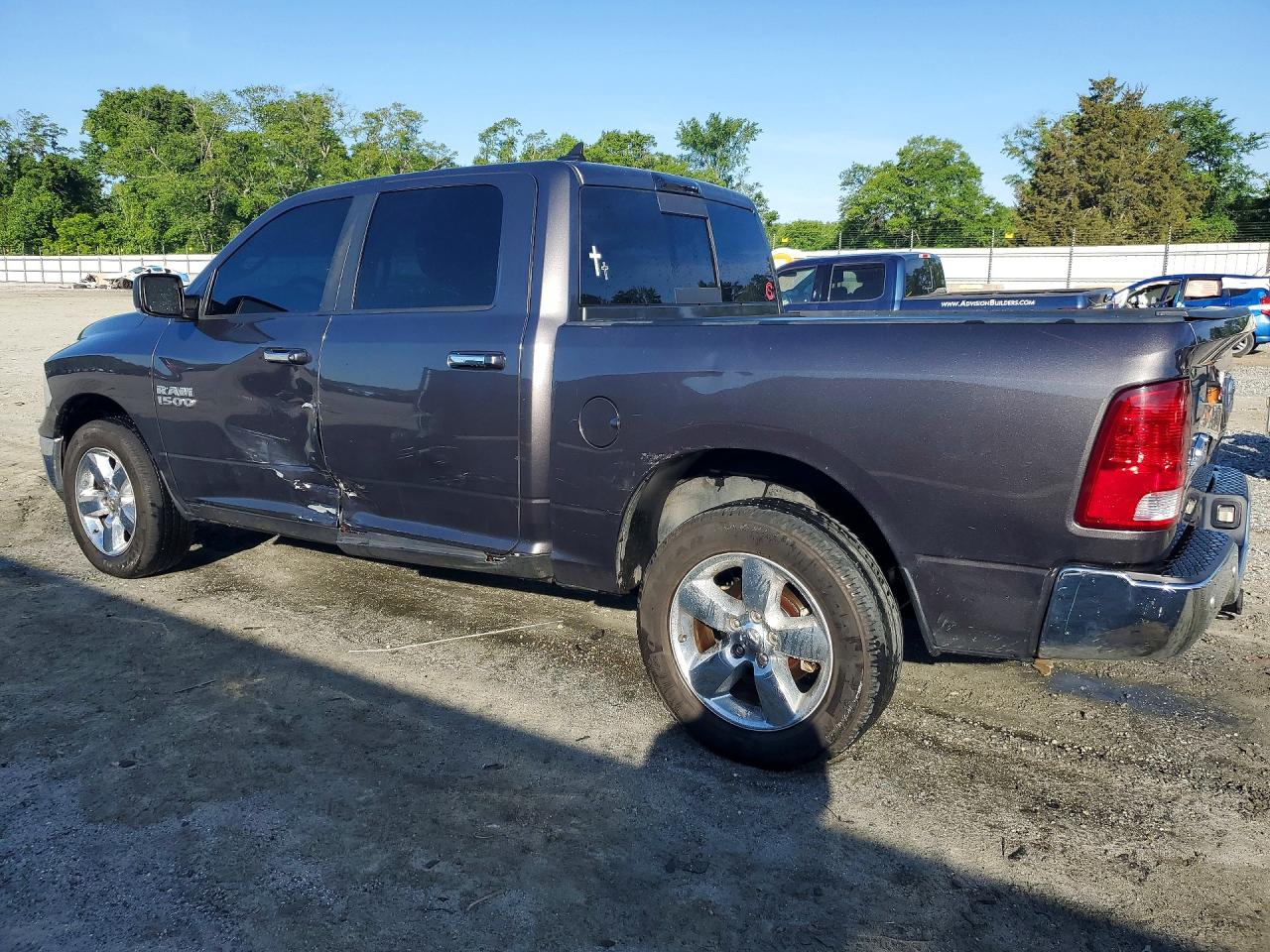 2017 RAM 1500 SLT photo 3