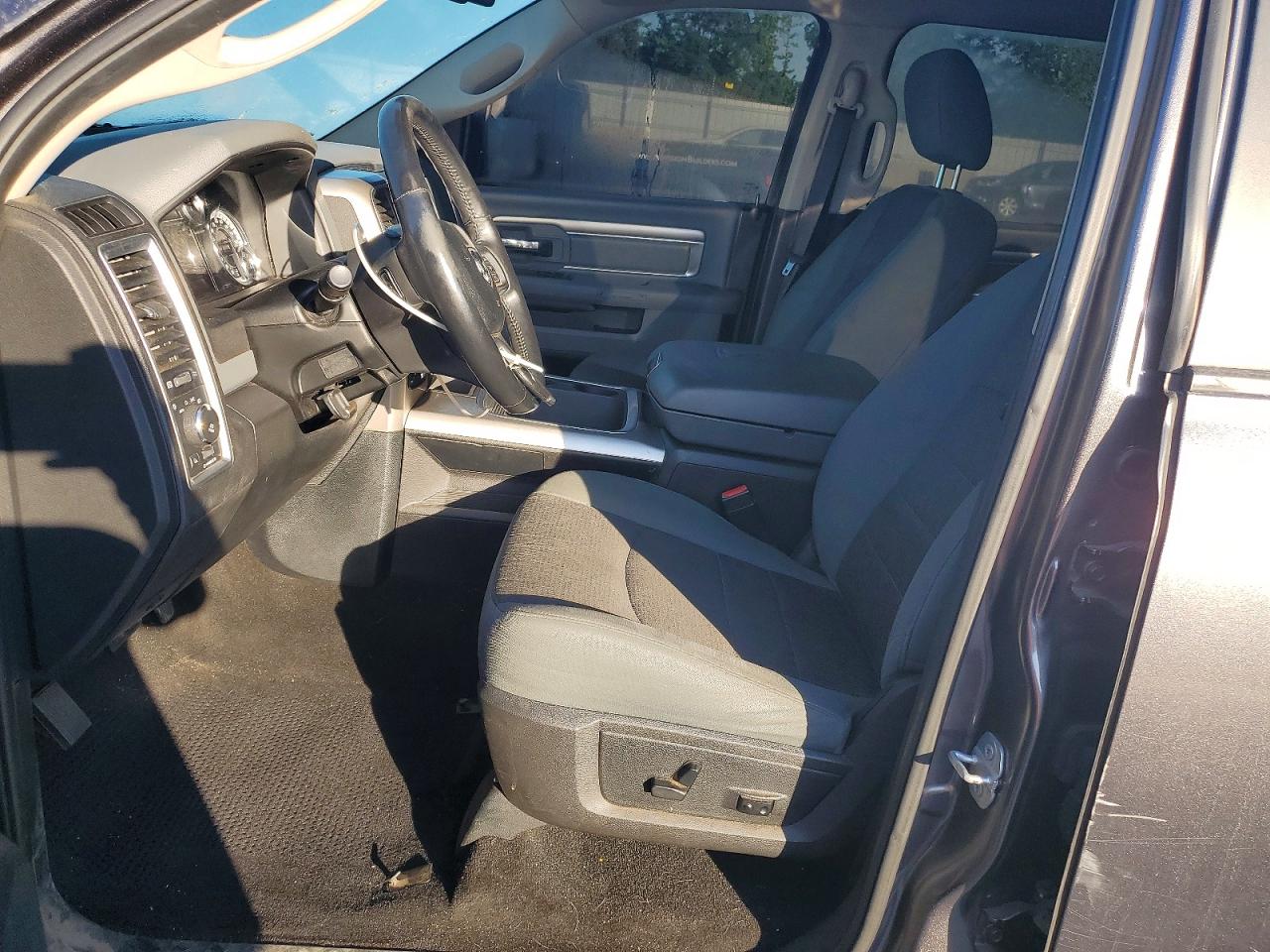 2017 RAM 1500 SLT photo 13