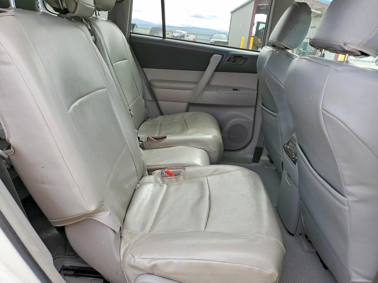 2010 TOYOTA HIGHLANDER BASE photo 11