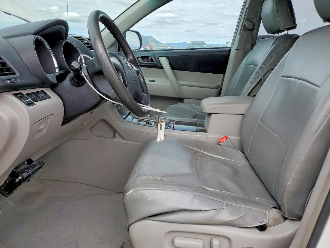 2010 TOYOTA HIGHLANDER BASE photo 7