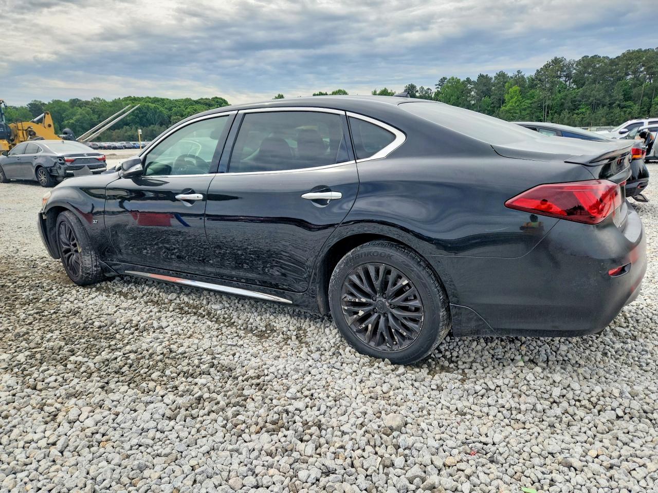 2016 INFINITI Q70L 3.7 photo 2