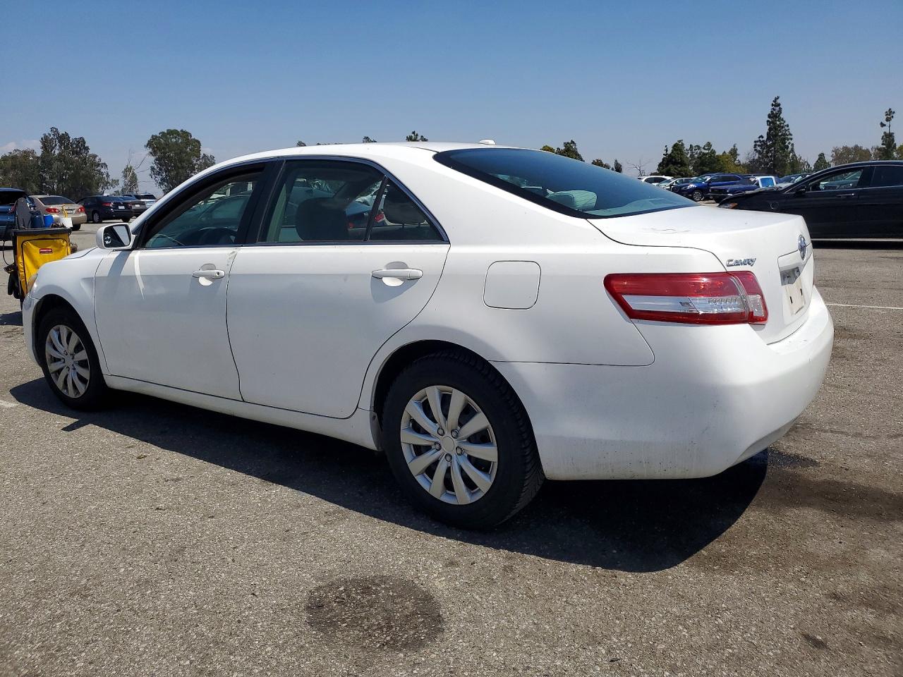 2011 TOYOTA CAMRY LE photo 4