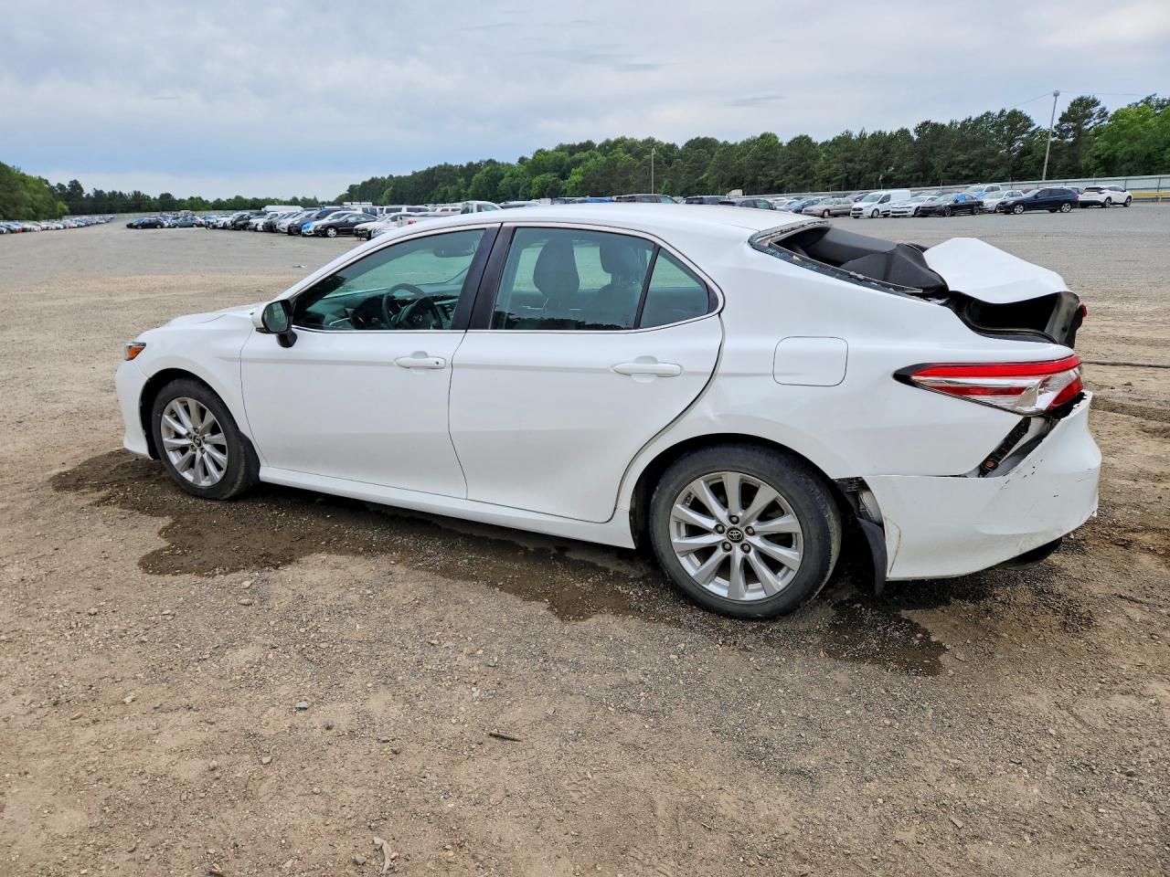 2018 TOYOTA CAMRY LE photo 4