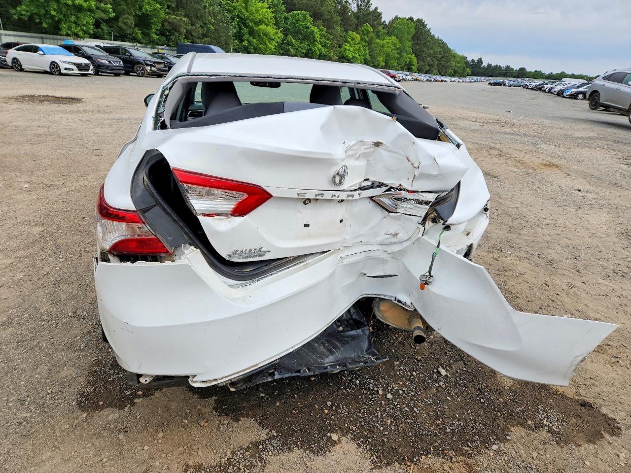 2018 TOYOTA CAMRY LE photo 16
