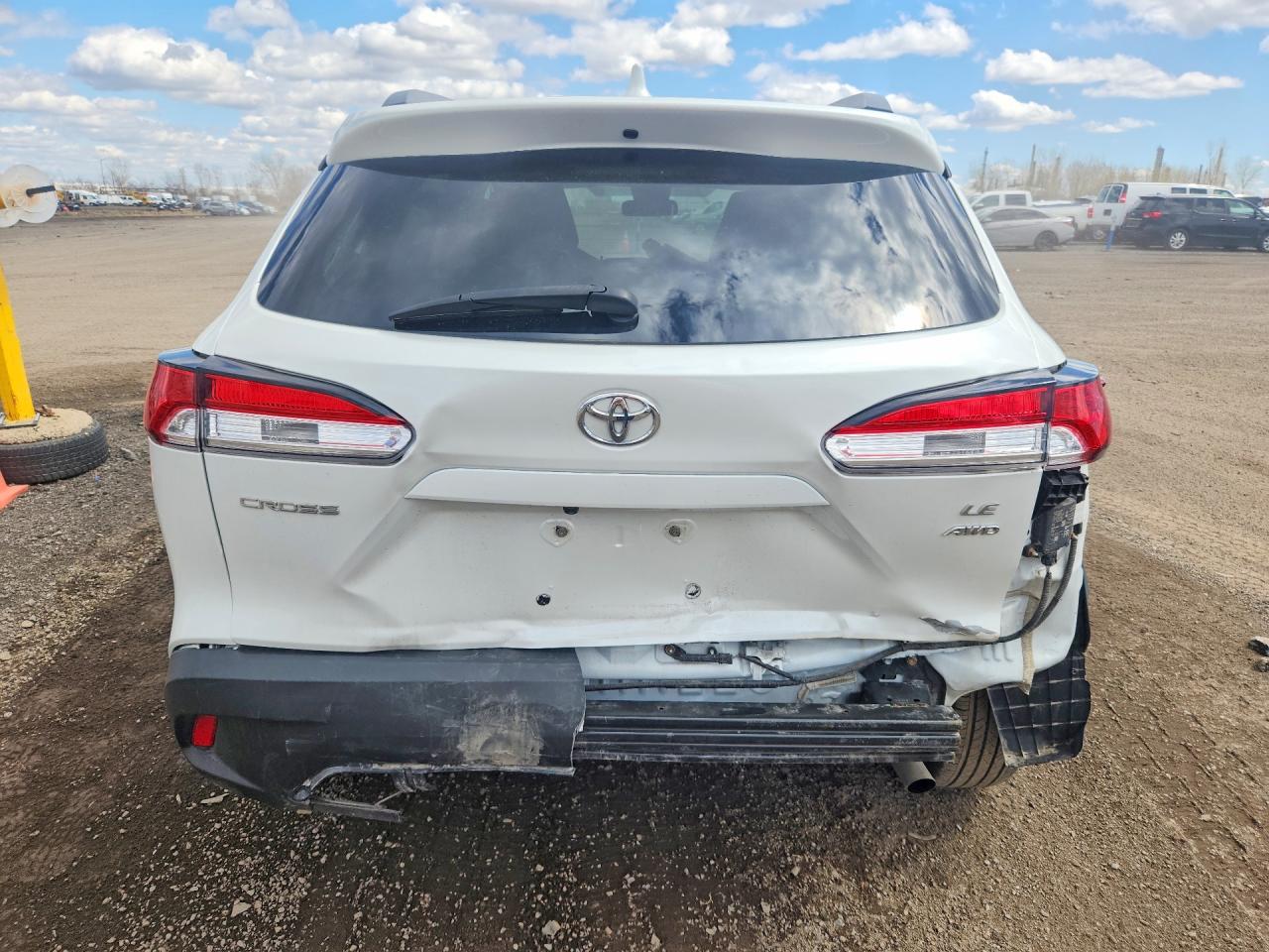 2022 TOYOTA COROLLA CROSS LE photo 16