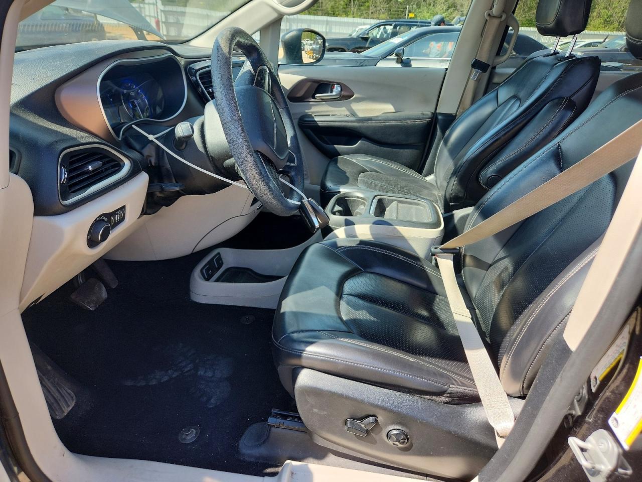 2020 CHRYSLER VOYAGER LXI photo 13