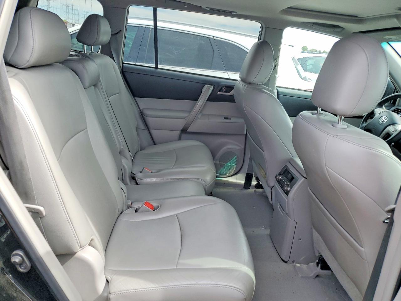 2010 TOYOTA HIGHLANDER SE photo 10