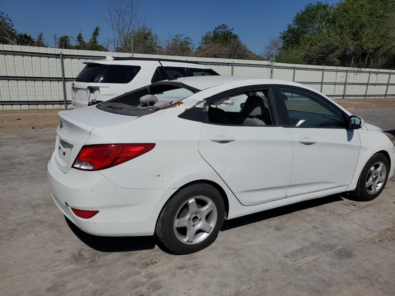 2015 HYUNDAI ACCENT GLS photo 3