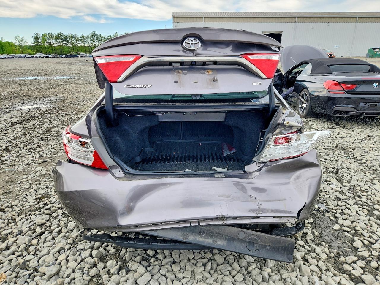 2016 TOYOTA CAMRY SE photo 11