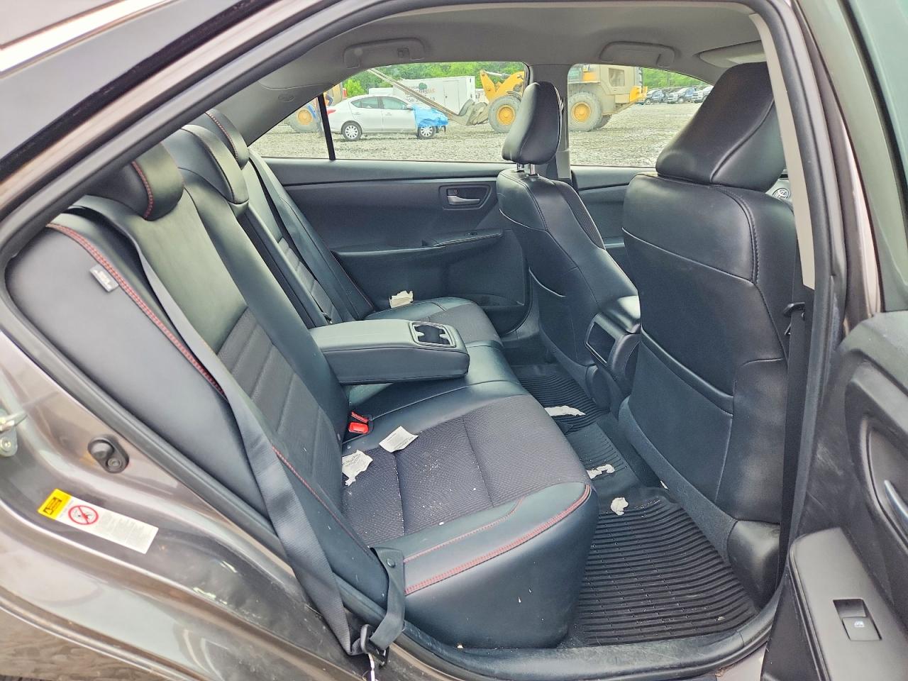 2016 TOYOTA CAMRY SE photo 19