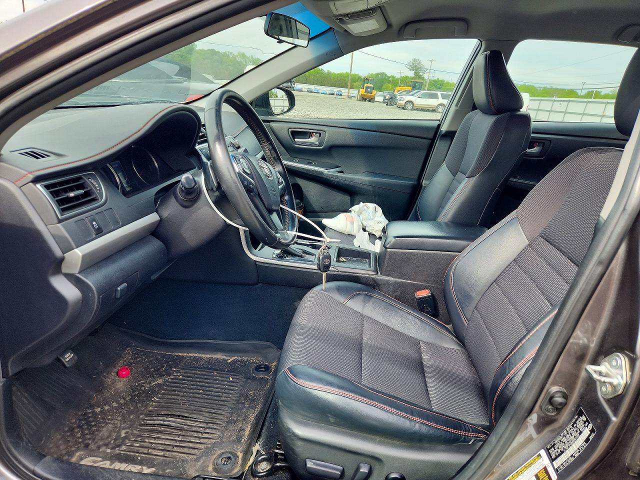 2016 TOYOTA CAMRY SE photo 13