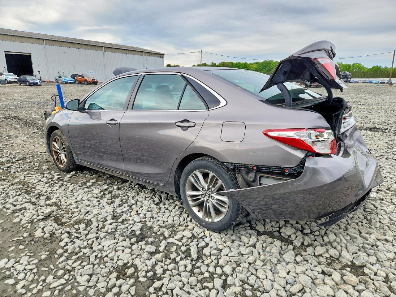 2016 TOYOTA CAMRY SE photo 3