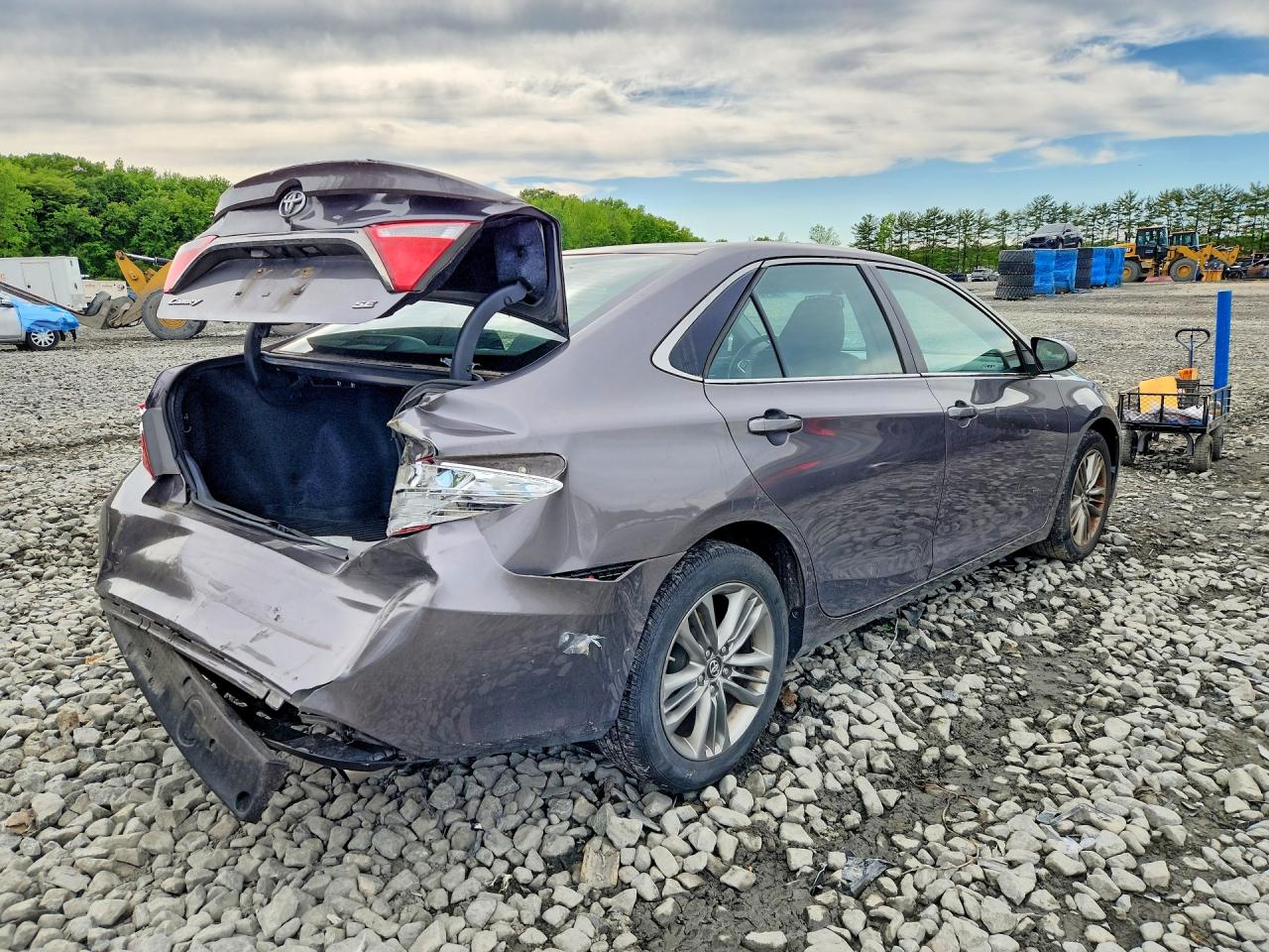 2016 TOYOTA CAMRY SE photo 5