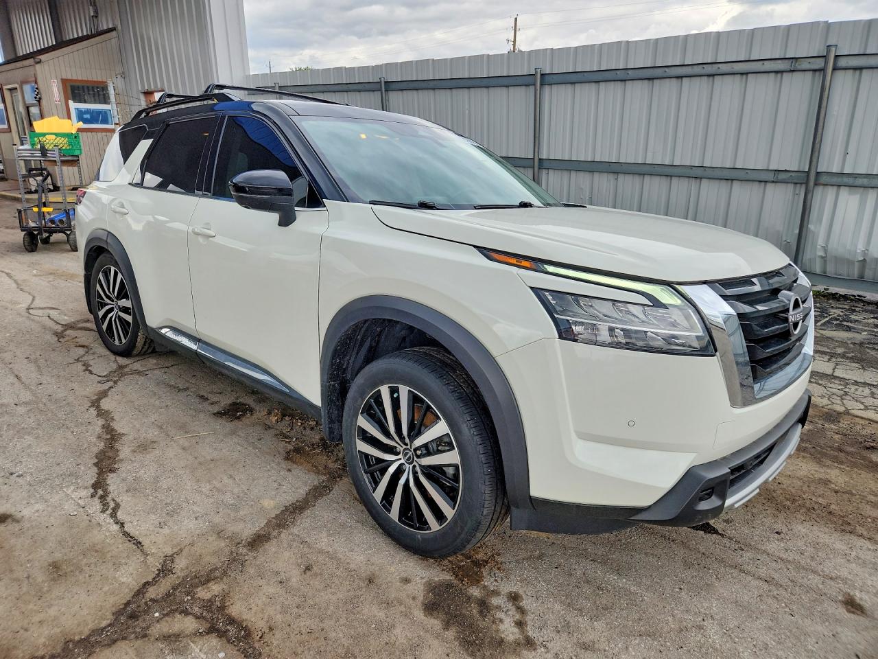 2023 NISSAN PATHFINDER PLATINUM photo 10