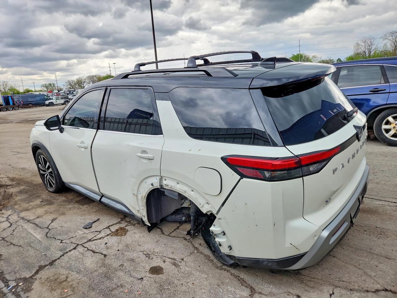 2023 NISSAN PATHFINDER PLATINUM photo 4