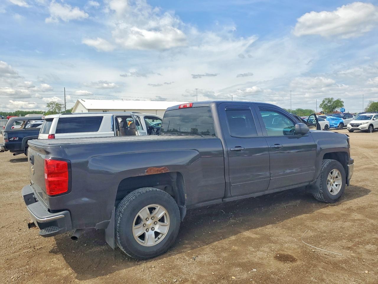 2015 CHEVROLET SILVERADO K1500 LT photo 3