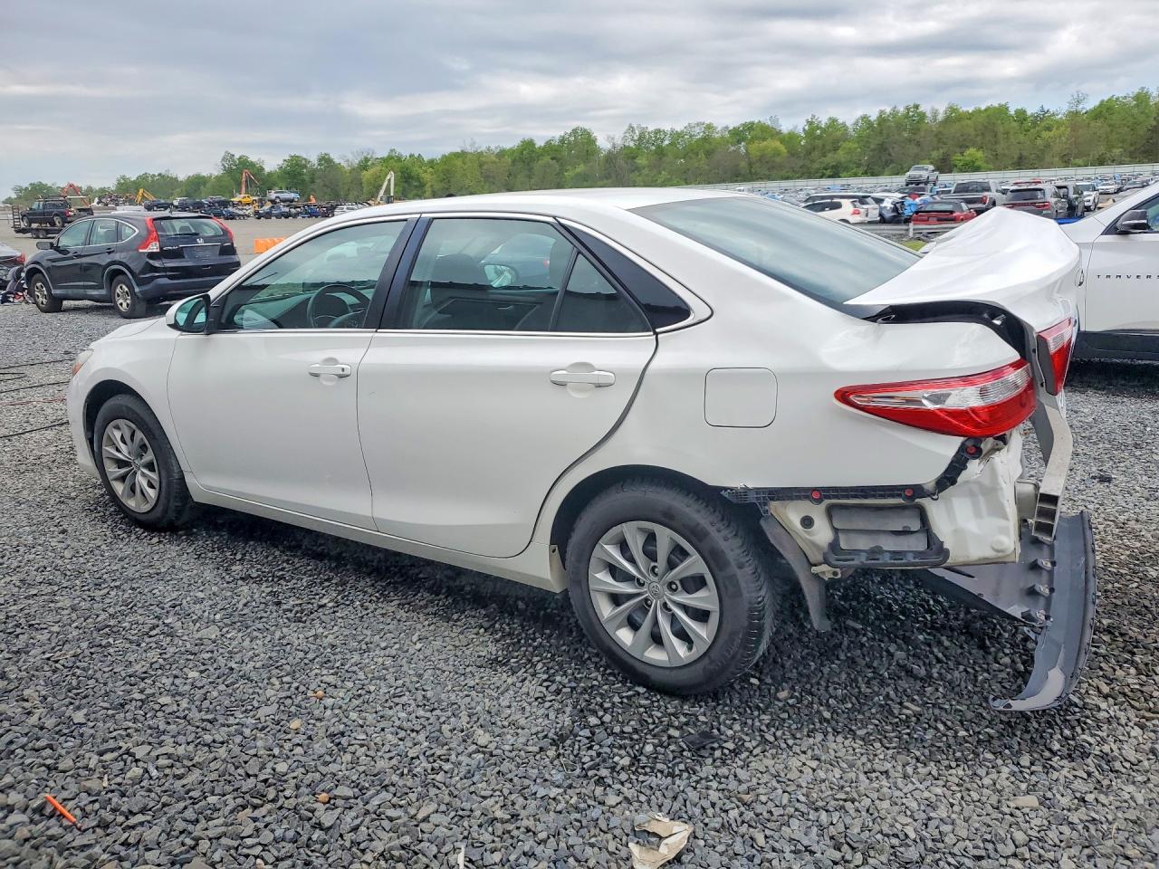 2015 TOYOTA CAMRY LE photo 4