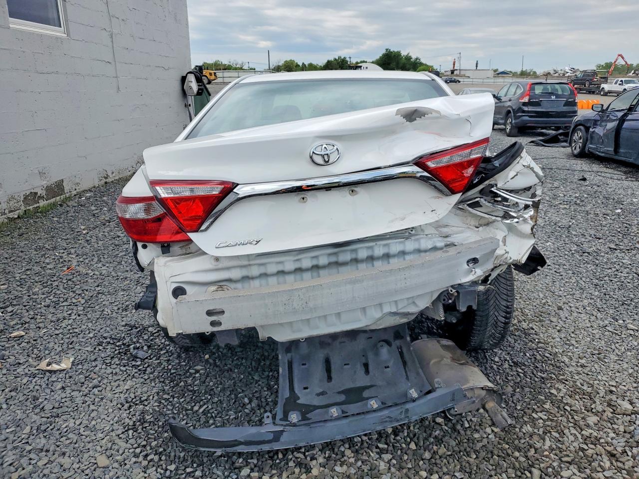 2015 TOYOTA CAMRY LE photo 16