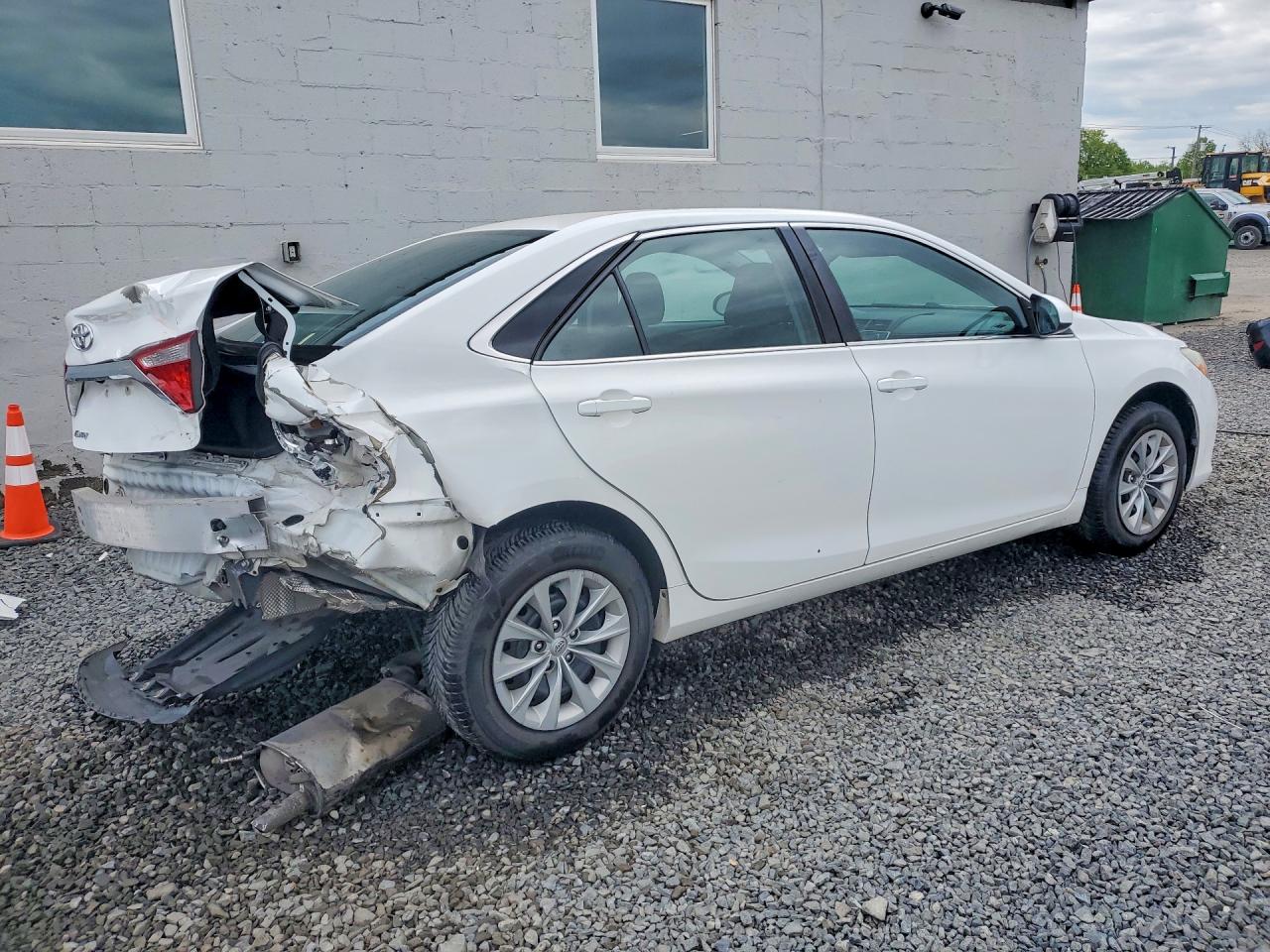 2015 TOYOTA CAMRY LE photo 7