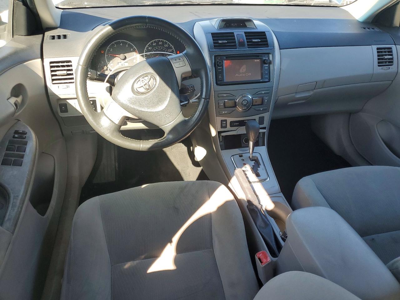 2013 TOYOTA COROLLA LE photo 15