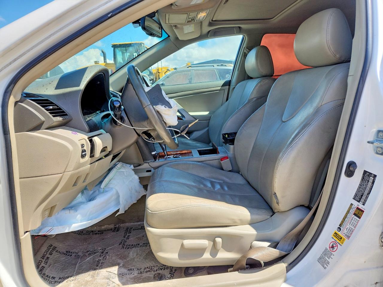 2010 TOYOTA CAMRY XLE photo 13
