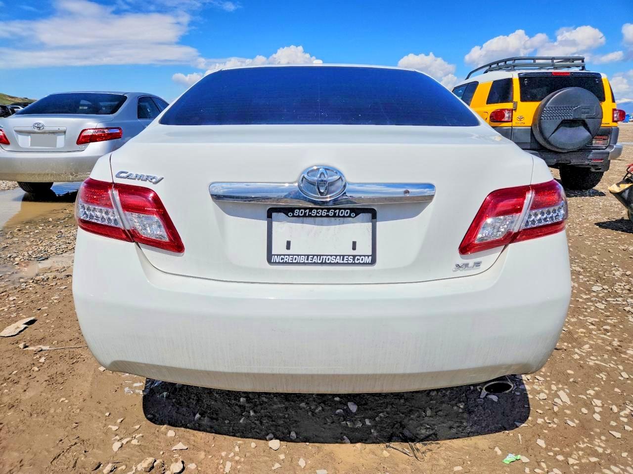 2010 TOYOTA CAMRY XLE photo 11