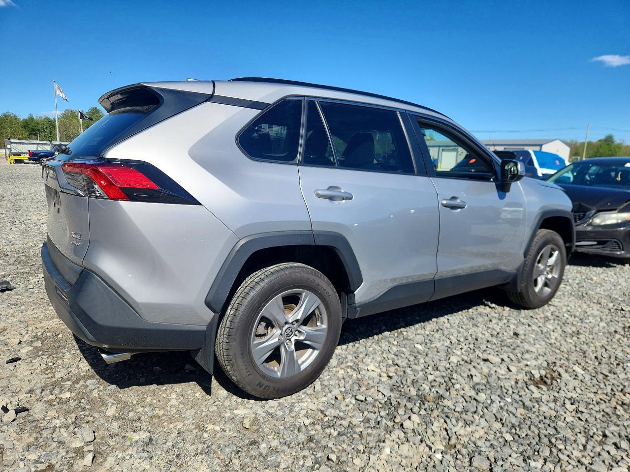 2022 TOYOTA RAV4 XLE photo 3