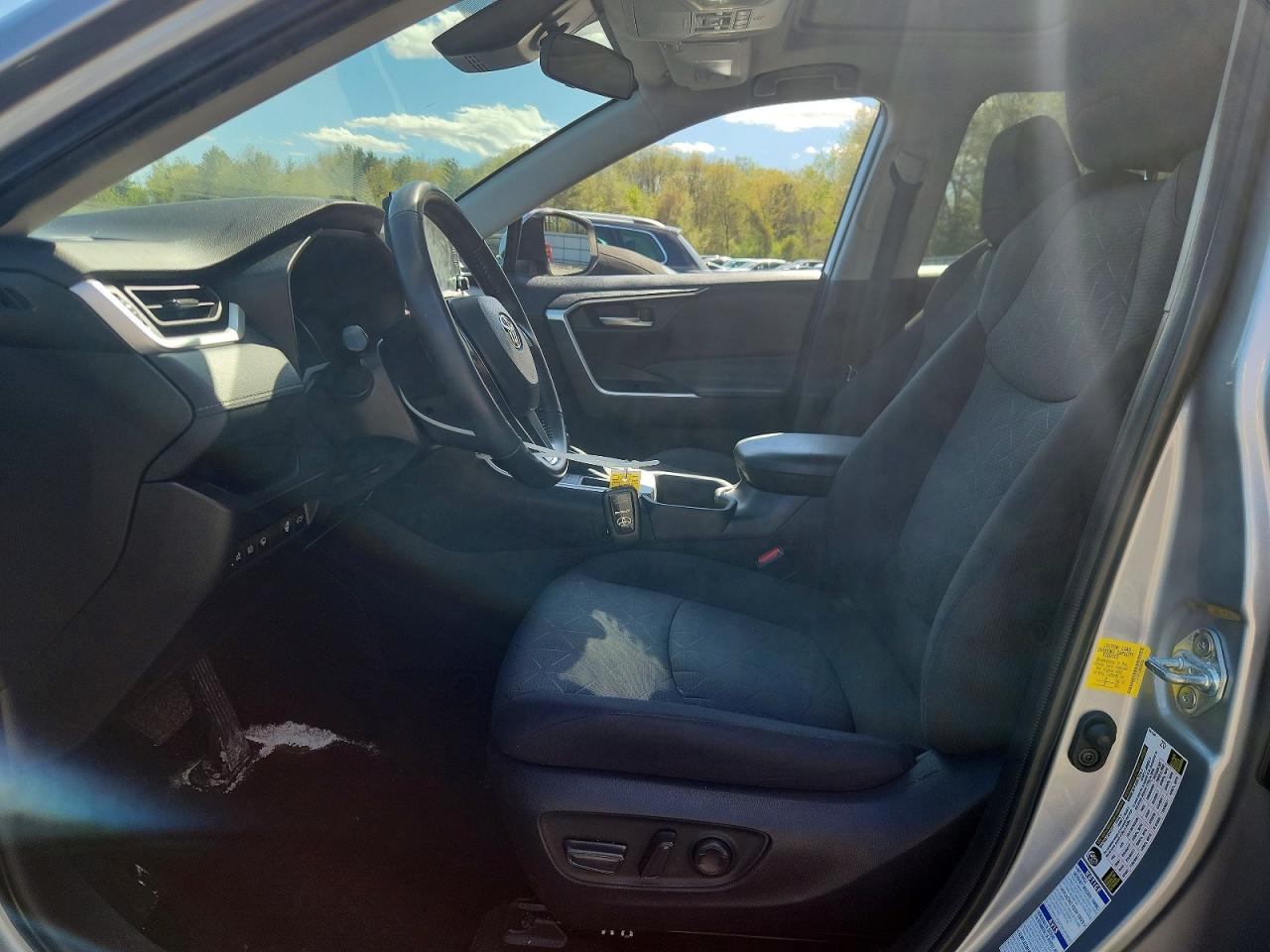 2022 TOYOTA RAV4 XLE photo 7