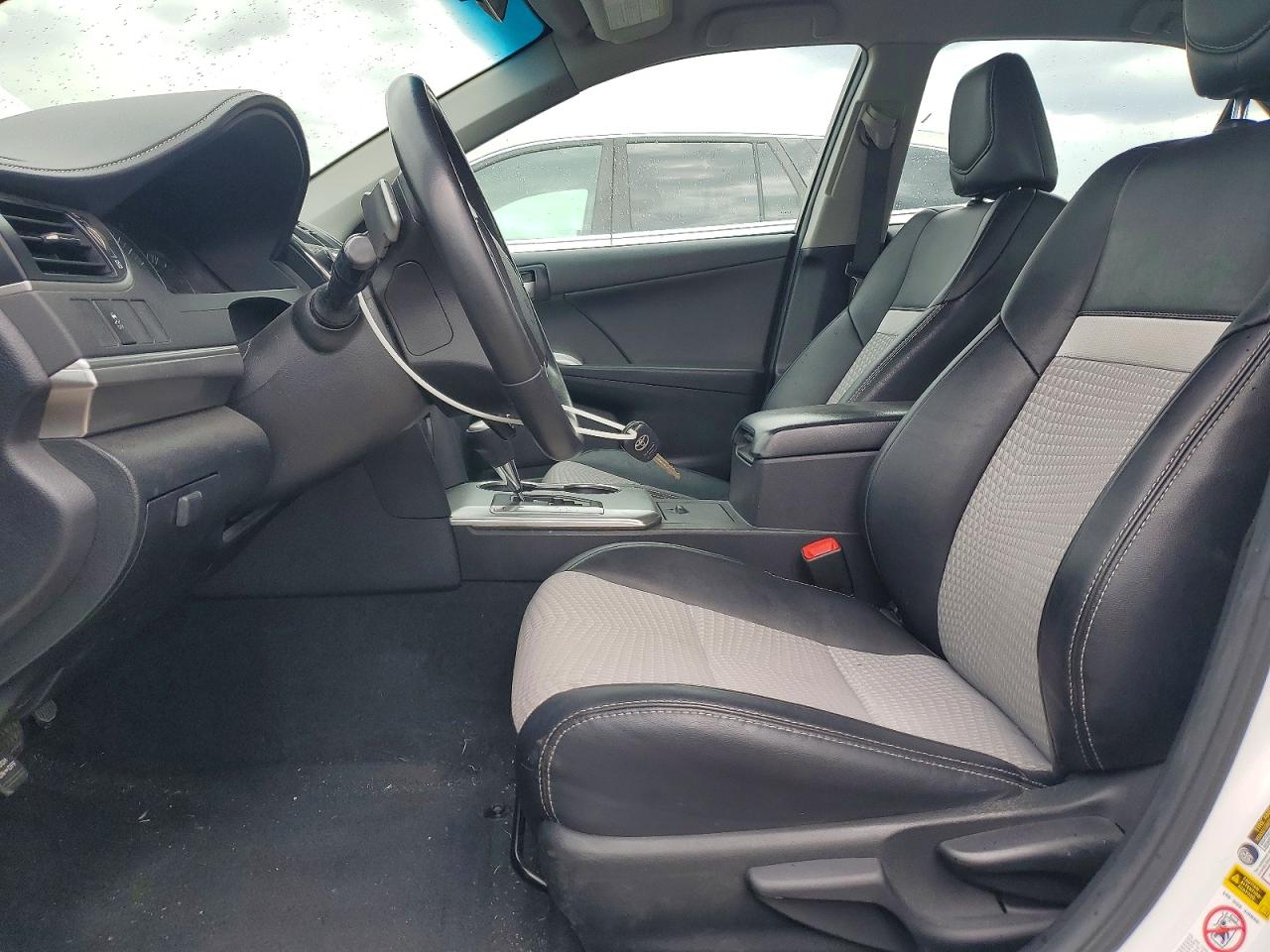 2014 TOYOTA CAMRY SE photo 13
