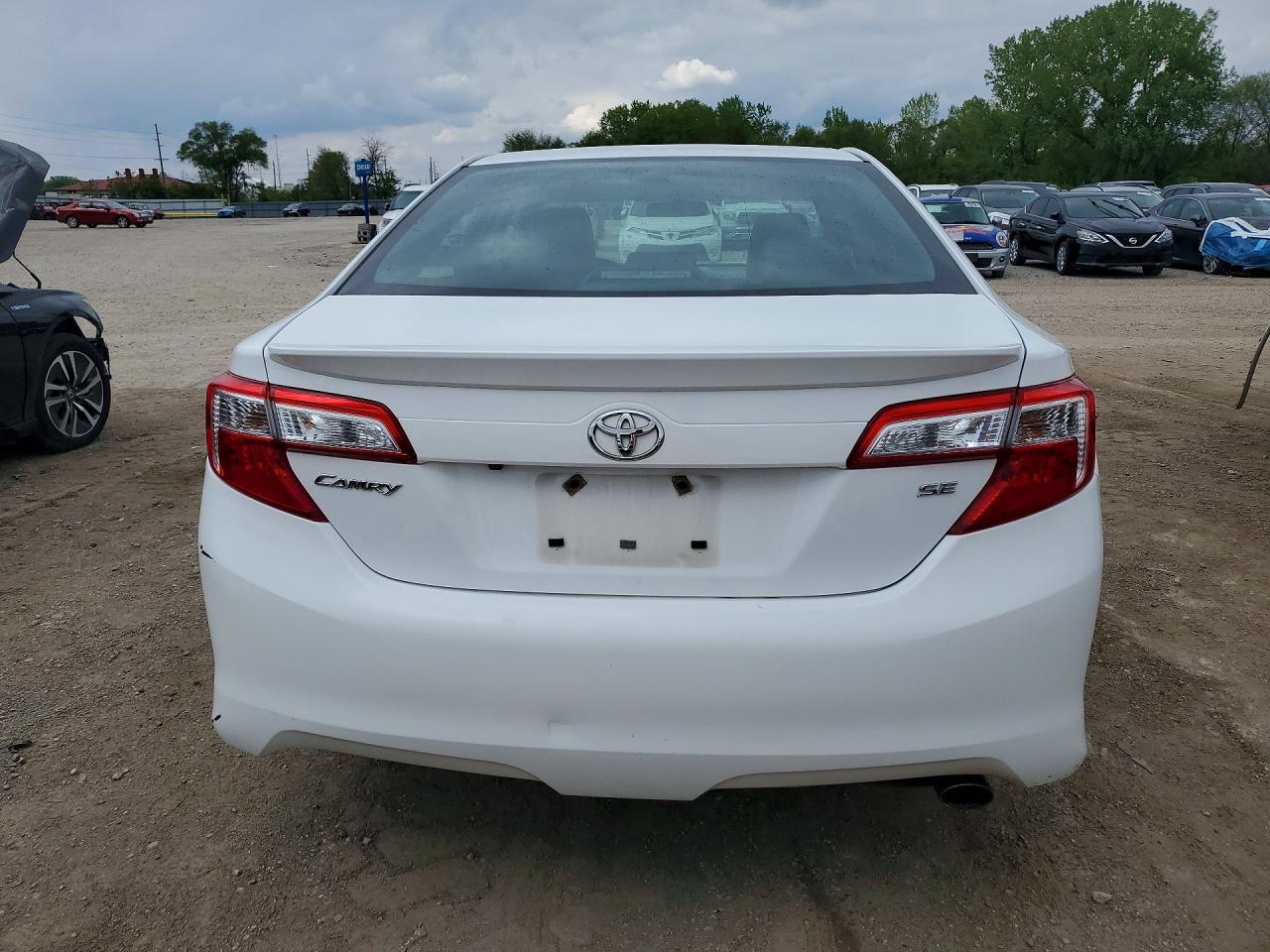 2014 TOYOTA CAMRY SE photo 11