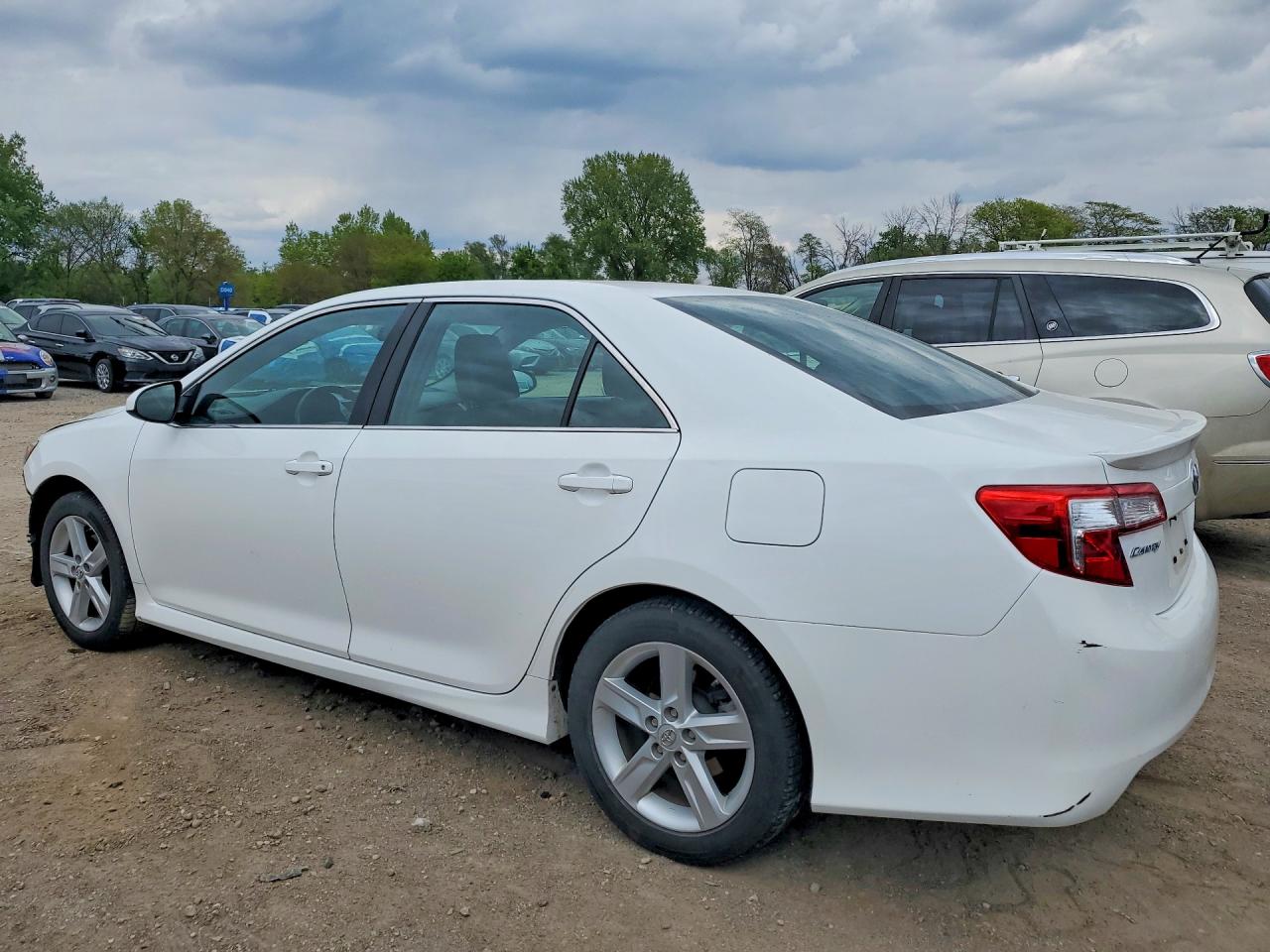2014 TOYOTA CAMRY SE photo 3